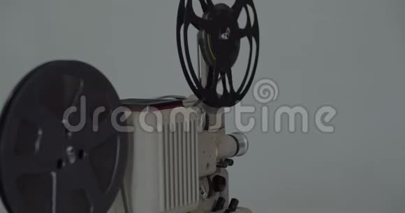 8毫米电影放映机Retro正在播放老式投影仪视频的预览图