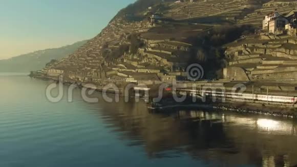 旅客列车沿日内瓦湖海岸在日落鸟瞰图视频的预览图