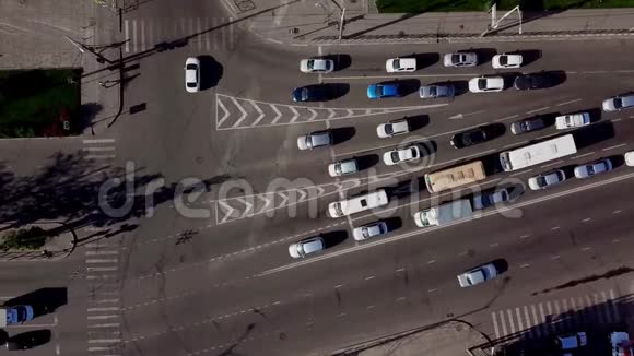 的视野城市道路交通堵塞的高空俯视图视频的预览图