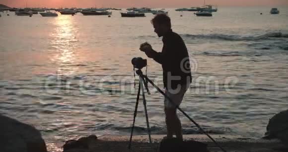 摄影师在日落时用相机创作内容视频的预览图