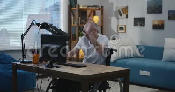 电脑上一个快乐的残疾人视频的预览图