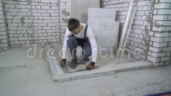 建筑工人用角尺和施工尺测量混凝土基层视频的预览图
