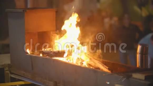 在户外的大型旧金属炉子里烧柴火视频的预览图