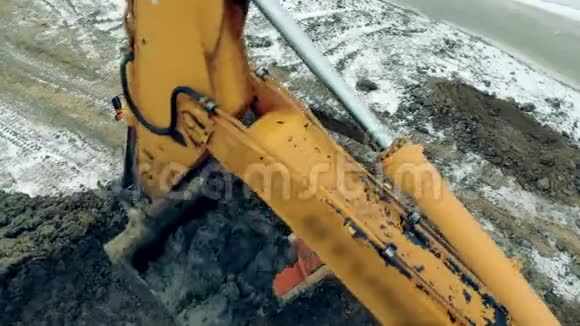 一台施工挖掘机装载一辆装有沙子和石头的卡车视频的预览图