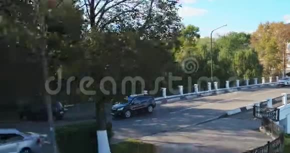 这辆车正沿着街边的空中景色行驶视频的预览图