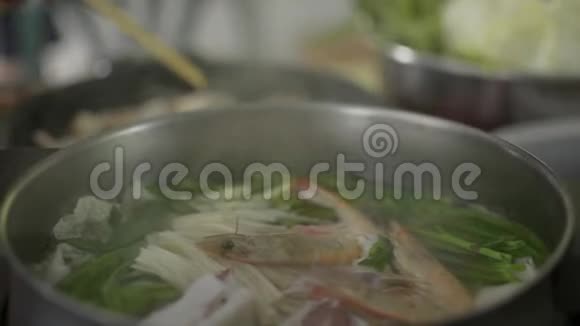 生猪肉在锅里烤着在火锅里准备混合蔬菜汤和虾视频的预览图