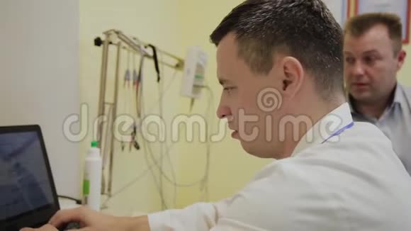 男性病人告诉医生他的健康投诉视频的预览图
