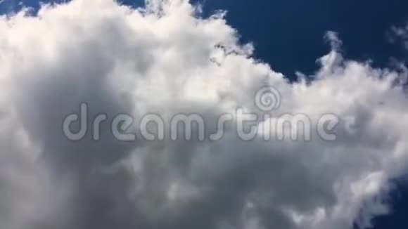 蓝天的时间流逝巨大的白云移动得非常快视频的预览图