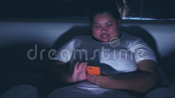 睡前使用智能手机的肥胖妇女视频的预览图