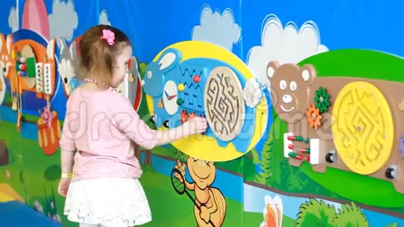 小女孩在操场上玩儿童教育游戏视频的预览图