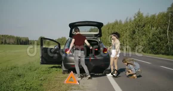 两个年轻的女人开车旅行他们开着车玩得很开心积极的情绪视频的预览图