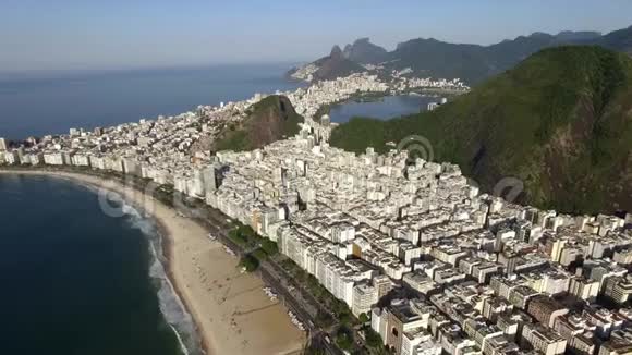 美丽的热带海滩景观山脉豪华建筑在科帕卡巴纳海滩里约热内卢巴西视频的预览图
