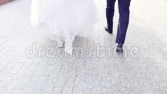 漂亮的新婚夫妇正沿着街道散步无名夫妻没有脸视频的预览图