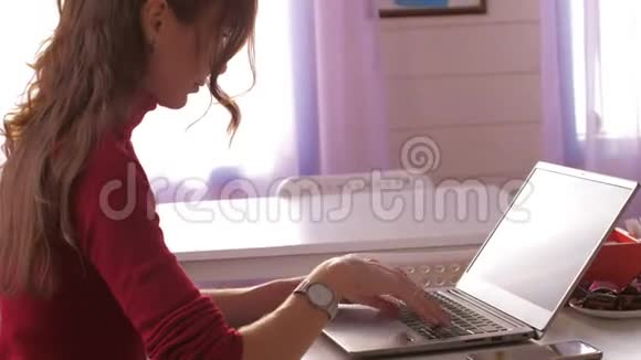 餐厅里的笔记本电脑上的特写年轻女性视频的预览图
