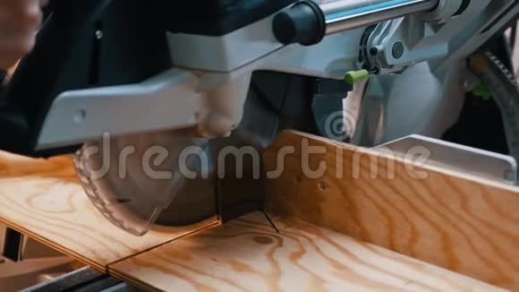 木工行业木工在车间里用大圆锯切割一小块木头视频的预览图