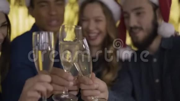 圣诞快乐干杯香槟杯特写4K视频的预览图