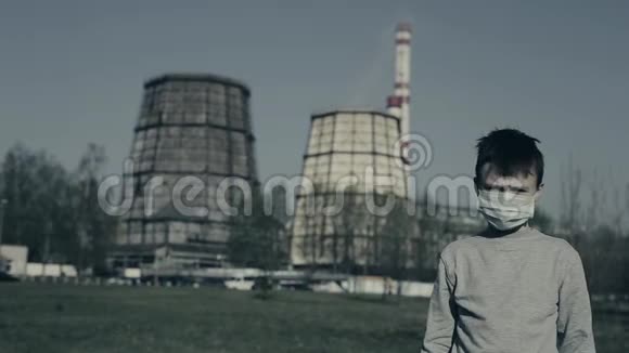 年轻的戴污染面具抓住他的头和遗憾住在烟囱厂的人视频的预览图