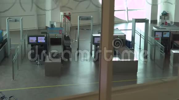 一个机场的海关控制区的一张照片视频的预览图