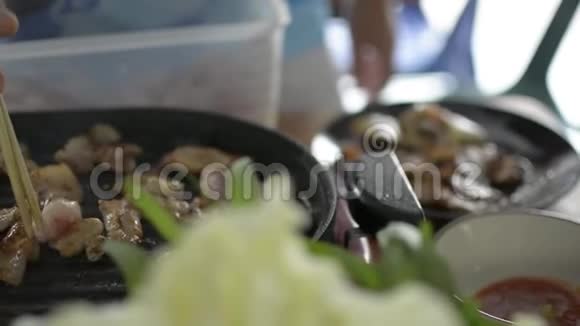 生猪肉和鱿鱼在锅里烤着煮肉视频的预览图