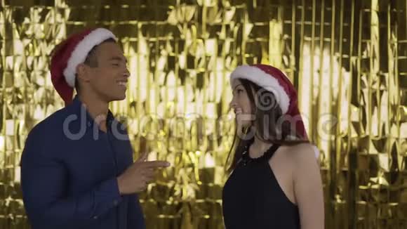 两个人在一个圣诞晚会上交谈混血儿金色背景4K视频的预览图
