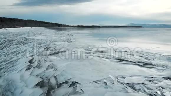 河岸上的冬季景观锋利的冰在岸边伸出水面冬天和寒冷冻僵了视频的预览图