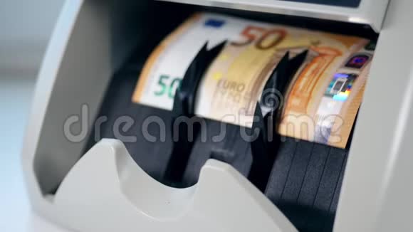 货币柜台使用印刷欧元视频的预览图