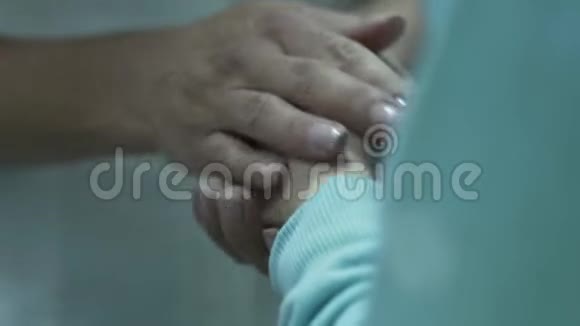不认识的女医生按摩小病人的手安抚孩子保健治疗概念视频的预览图