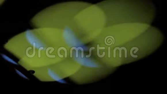 发光圆运动图形背景音乐表演或迪斯科的音乐会或轻伴奏上面五颜六色的圆圈视频的预览图