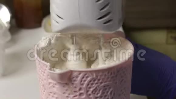 一个女人正在准备棉花糖用搅拌机把它打烂视频的预览图