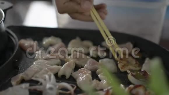 生猪肉和鱿鱼在锅里烤着煮肉视频的预览图
