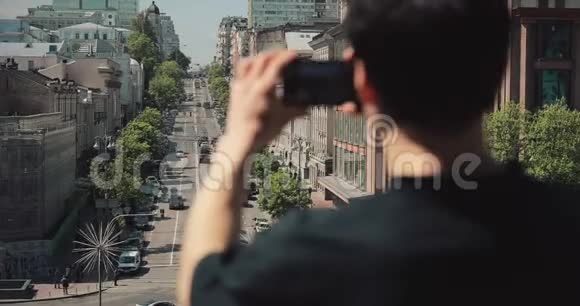 智能手机拍摄城市无法辨认的人的后景视频的预览图
