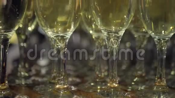 很多杯香槟在夜餐厅的自助餐桌上视频的预览图