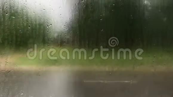下雨的日子窗外的雨滴在城市外视频的预览图