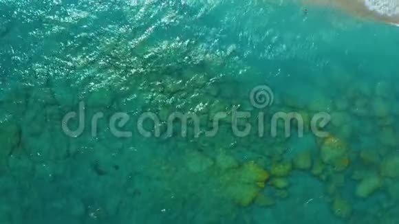 罗兹岛镇半岛和埃利海滩的无人机拍摄的鸟瞰视频视频的预览图