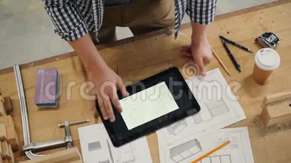 车间家具技术图纸男性手触式平板电脑视频的预览图