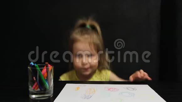 小女孩在纸上展示她的画视频的预览图