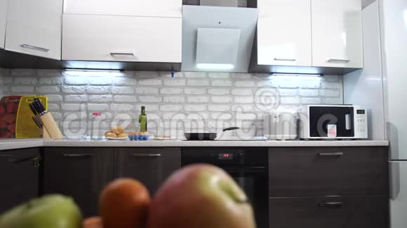 睡懒觉的家庭主妇穿着浴袍走进厨房懒得做早餐是生气的4K慢慢视频的预览图