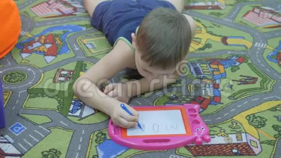 幼儿用磁力笔在黑板上画画视频的预览图