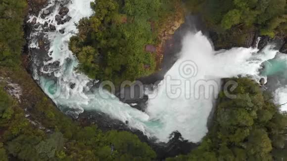 智利南部汇洛河的鸟瞰图视频的预览图