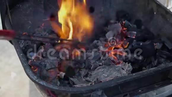 一张张纸在煤堆中燃烧视频的预览图