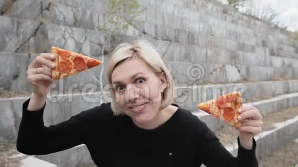 美丽的女人在大理石背景上用披萨片即兴表演放弃了大理石存款视频的预览图