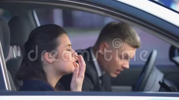 男女在车上吵架在关系中有离婚误解的风险视频的预览图