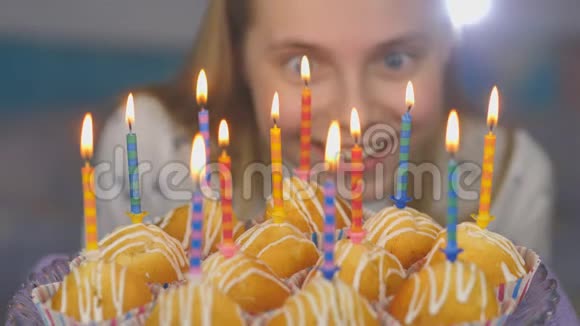 少女喜欢在生日时在蛋糕上点蜡烛视频的预览图