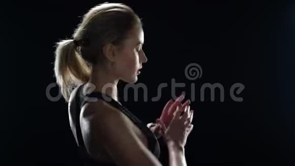 健身模式训练在黑暗健身房热身运动运动女人翻身视频的预览图