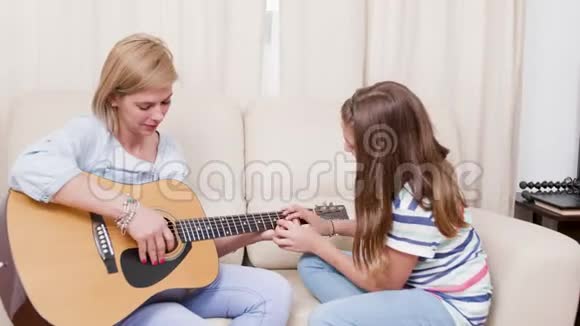 女儿教她妈妈怎么弹吉他视频的预览图
