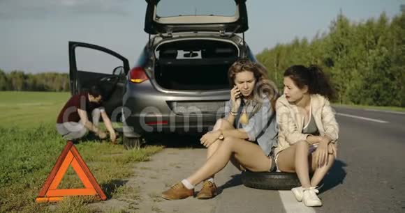 坏车人换轮胎帮两个伤心的女朋友视频的预览图