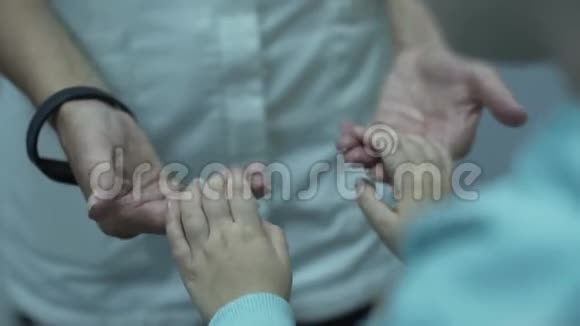 手中的年轻女医生牵着小病人的手让她平静下来保健治疗概念视频的预览图