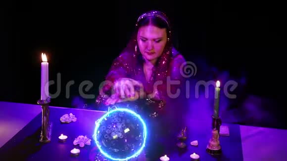 桌上的一个吉普赛人正在用一个水晶球进行魔法它会发出电火花和气泡视频的预览图