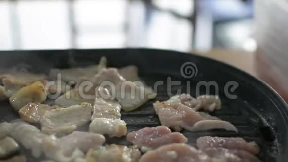 生猪肉在锅里烤着煮肉视频的预览图