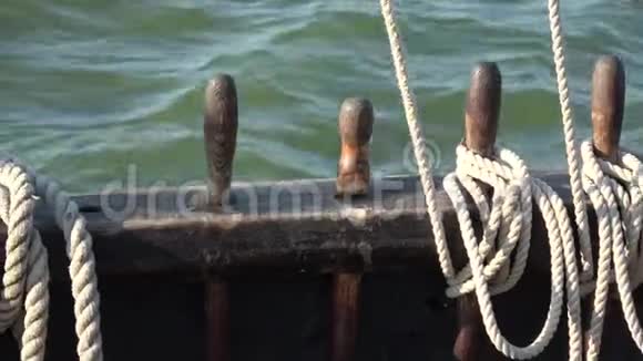 古老的木船碎片和波浪放大视频的预览图